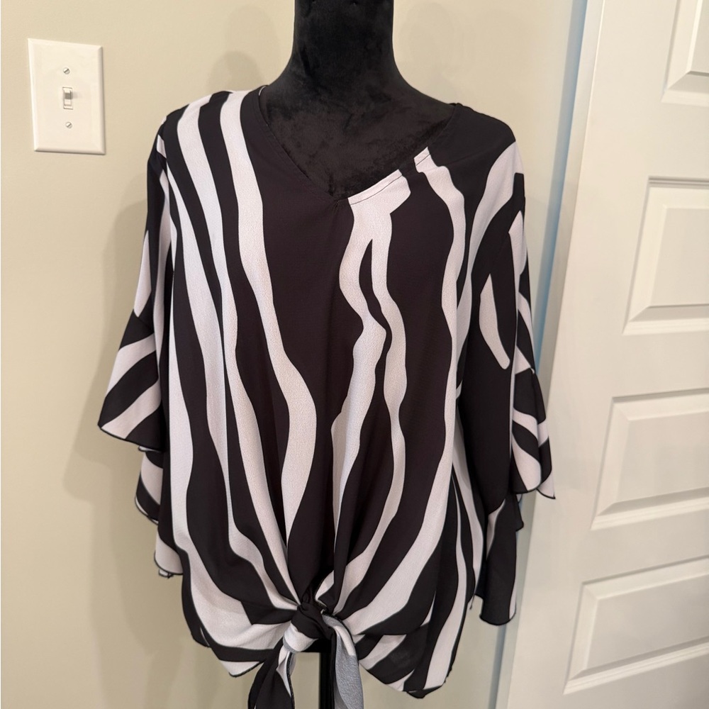 Black and White Women's Top

#57